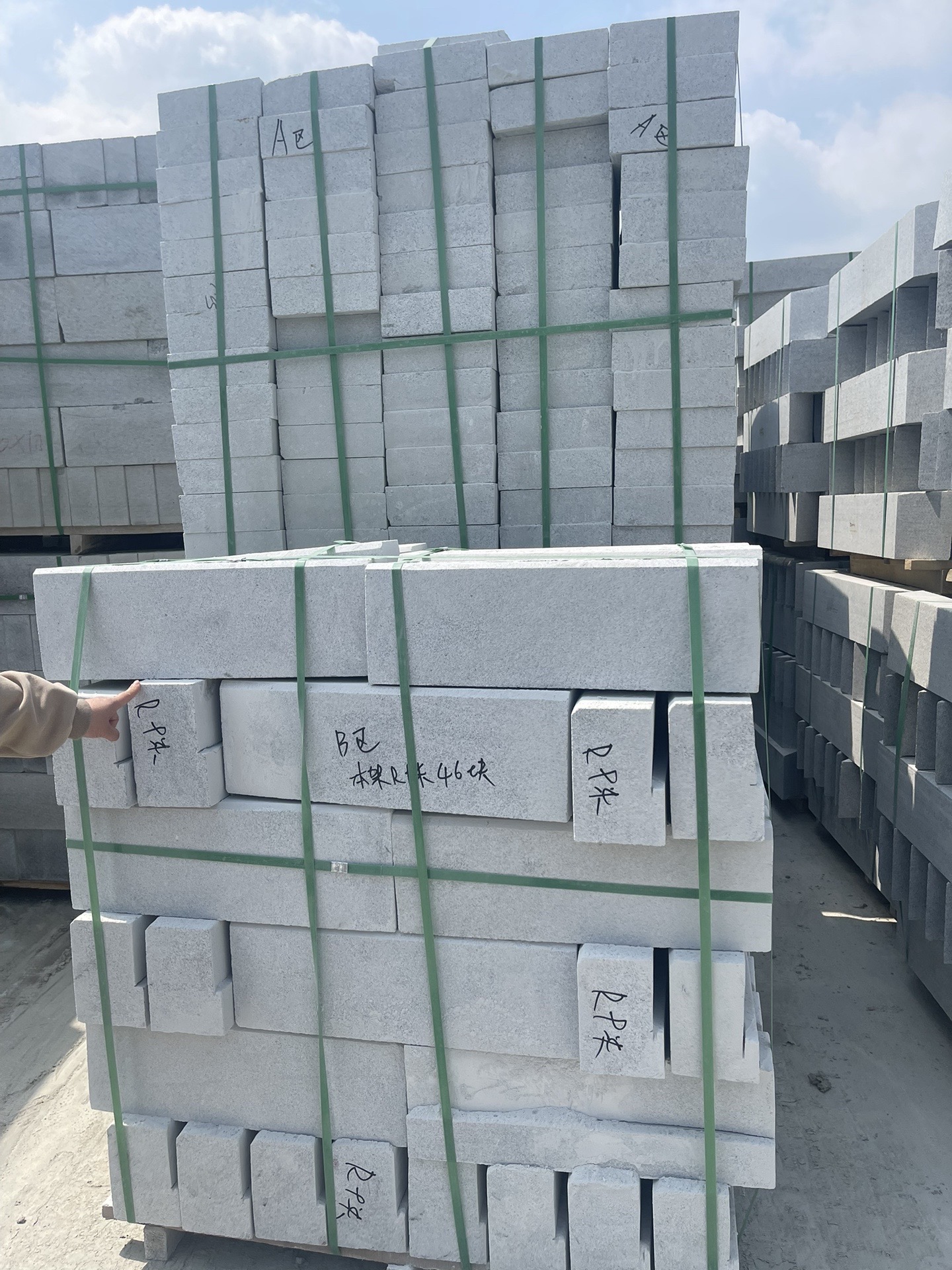 灰色芝麻灰花崗巖廠家外墻干掛2.5公分厚火燒板光面荔枝面石材價(jià)格(圖2)